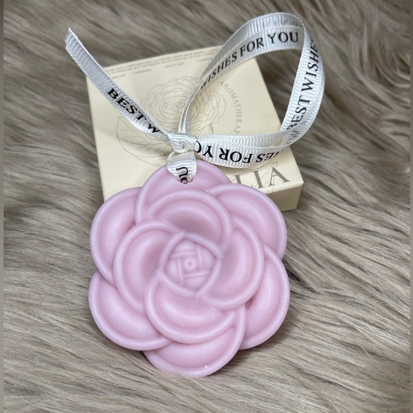 NIB ONE Pink Camellia Fragrance Wax Pendant - Picture 1 of 4